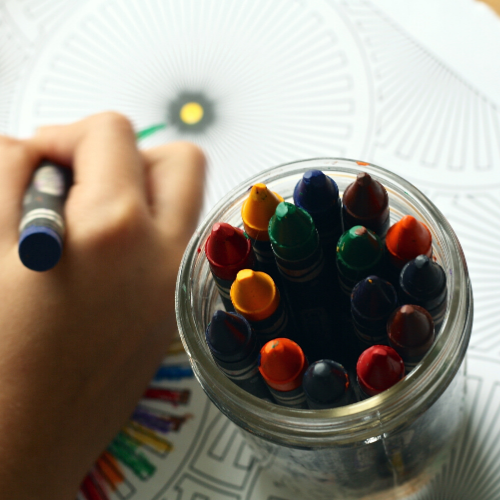 kid drawing crayons 